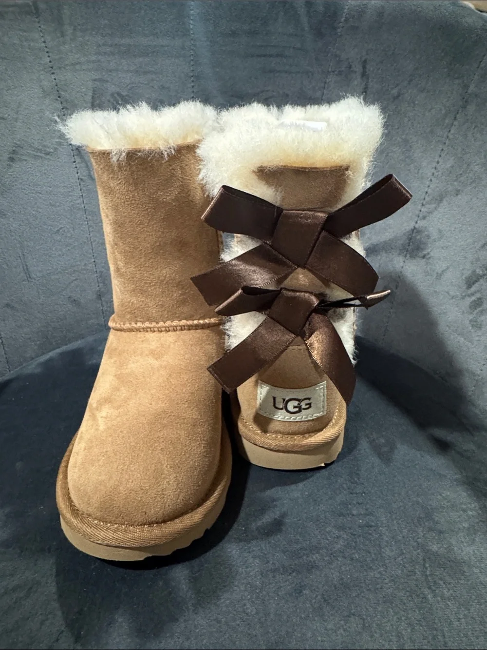 UGG Bailey Bow II Chestnut Boots Kids Size 11 Excellent Condition w/ Box